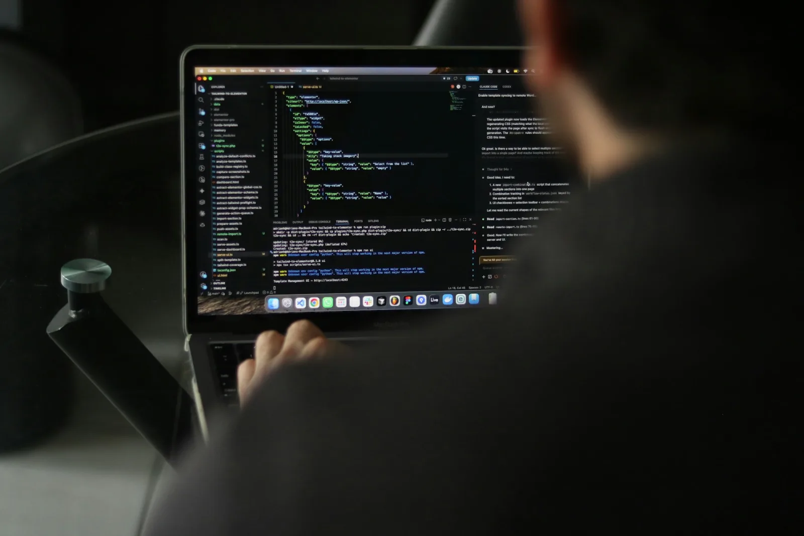 ノートパソコンでWEBサイトのコードを確認する作業風景